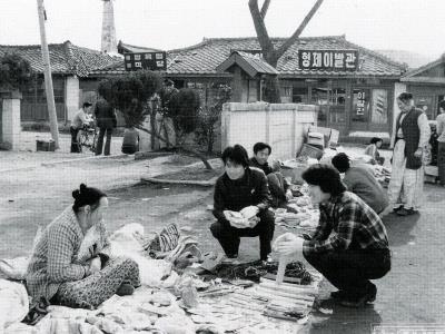 청풍면사무소 앞 장터[1960년대] 썸네일 이미지