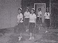 1968년 생활관에서 학교로 등교하는 전남여자고등학교 학생 썸네일 이미지